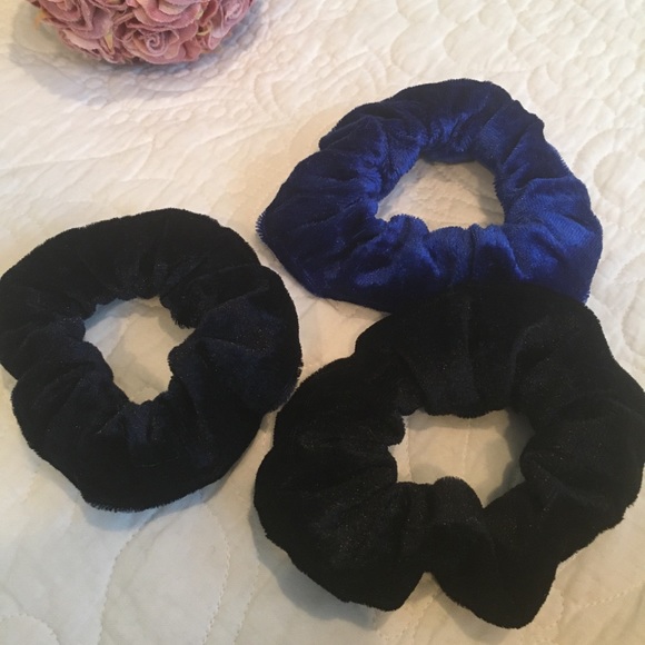 ♦️Velvet Hair Scrunchies Set of 3 - Picture 5 of 8